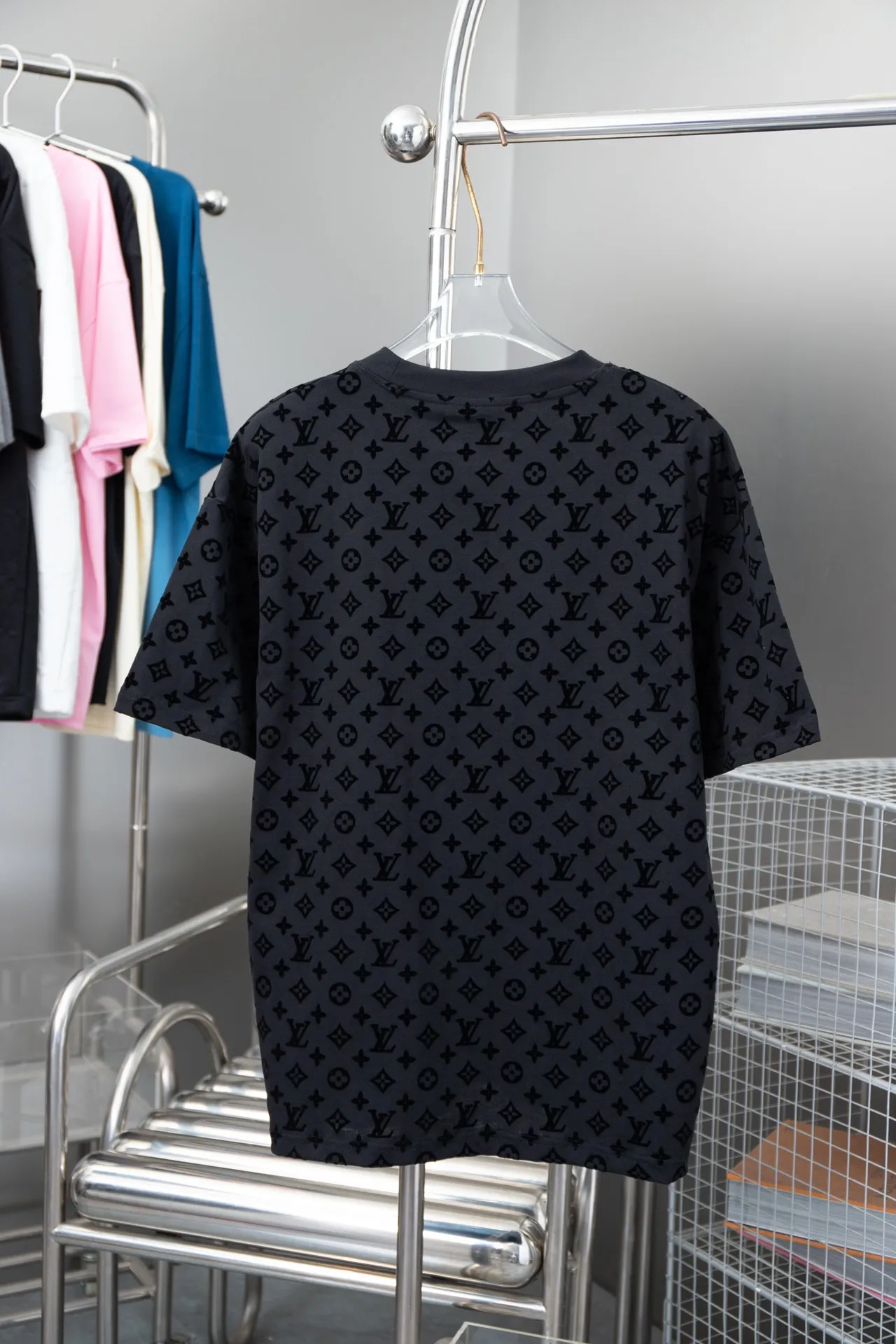🅿️180 high quality LV Louis 25 spring and summer latest style full logo flocking short sleeves same style for men and women ready for sale Made of 80-count double-ply combed long-staple cotton, double-faucet large jacquard machine, very very three-dimensional jacquard structure 👌🏻97% long-staple cotton, mixed with 3% core-spun spandex, the production time is very long, a rare item 💯 It is the most beautiful scenery in this summer if you wear it inside or outside! S M L XL
